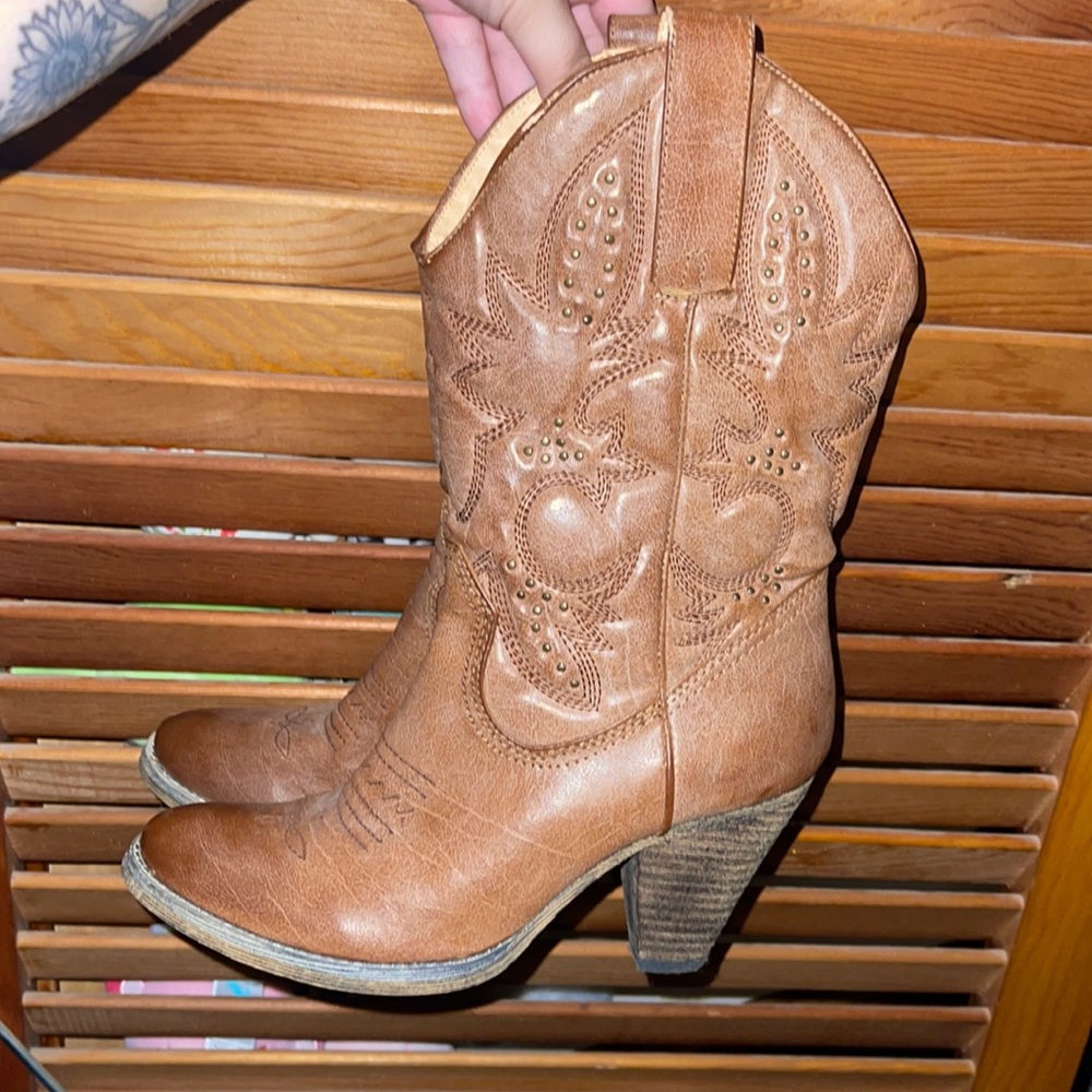 Very volatile boots